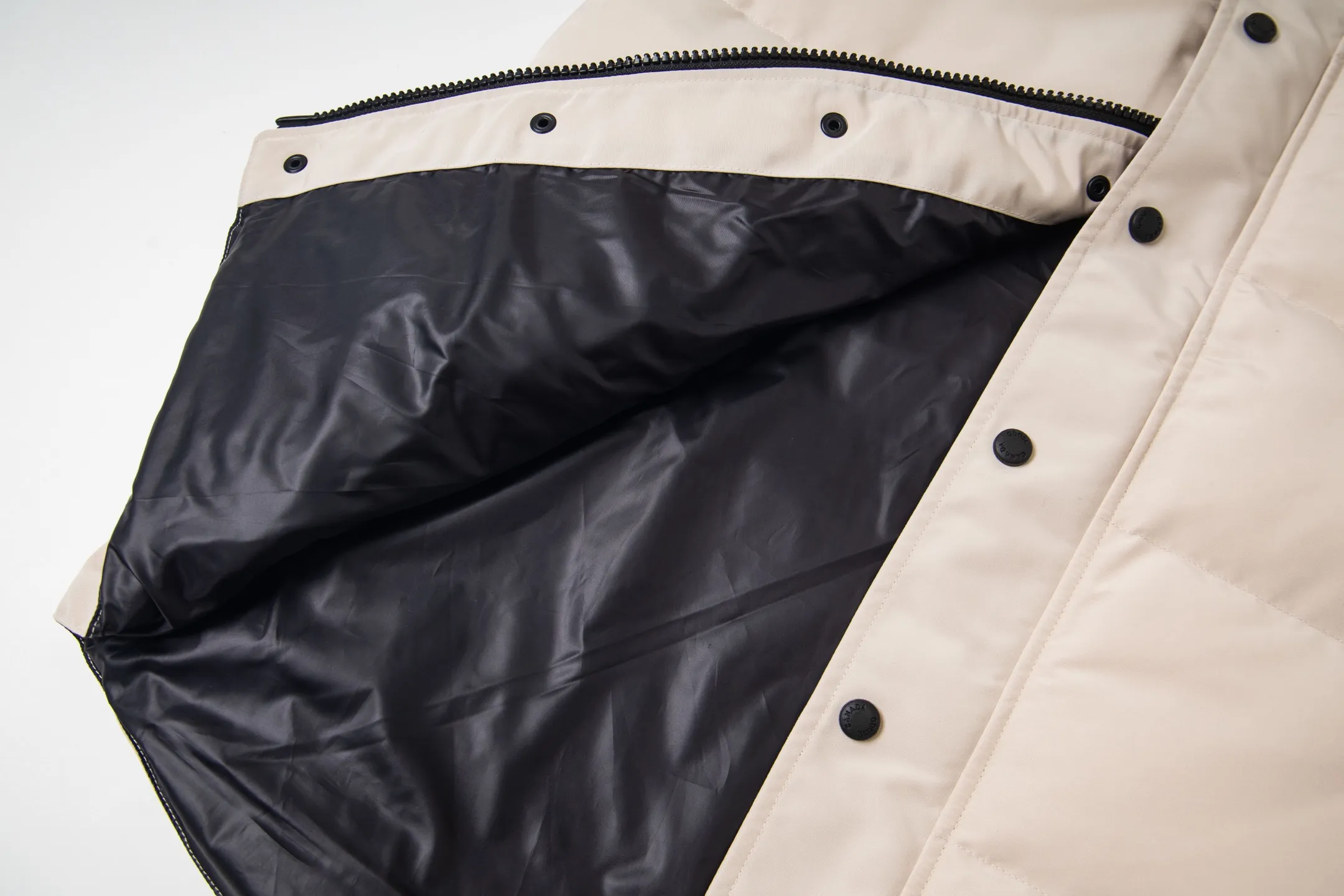 P360 Canada Goose/Canada Goose Black Label #Freestyle Crew 4151mb men's and women's vest down ➖ Imported Behringer embroidery machine customized 10,000-needle embroidery label! ➖ Imported 21-count polyester-cotton blended original fabric, using Feather-Light 10D waterproof coating fabric, made of 84.5% polyester fiber and 15.5% cotton, 100% the best feel in the entire network! ➖ The genuine official website uses the national standard 80 white duck down, and will never be misled by false claims such as 90 down or goose down! ➖ 100% nylon nylon lining with double double-layer sealing design to prevent velvet from running away. Top-grade polar fleece is used in the collar and pockets to keep warm and comfortable! ➖ Yoshida YKK provides original custom-made electroplated sliders. YKK two-way lockable zippers are tight and smooth and will not peel off paint! ➖ 3M composite original Velcro is durable, and all accessories and hardware are disassembled and customized! ⛔No slander, no exaggeration, no need for too much copywriting, because it is focused, it is professional!  SIZE: XS S M L XL XXL